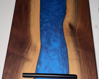 Op maat gemaakte charcuterieplank van epoxy en zwarte walnoot