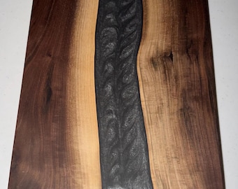 Tabla de embutidos personalizada de resina epoxi y nogal negro