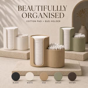 Op de afbeelding: Drie geribbelde organizers met twee compartimenten voor wattenschijfjes en wattenstaafjes. De tekst luidt BEAUTIFULLY ORGANISED COTTON PAD + BUD HOLDER. Hieronder staan vijf kleurcirkels met de labels black, white, oak, green en brown.