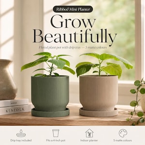 Op de afbeelding: Twee cilindrische plantenpotten met verticale geribbelde texturen, één saliegroen en één beige, elk rustend op een bijpassende ronde schotel. De tekst luidt: Ribbed Mini Planter, Grow Beautifully, Fluted plant pot with drip tray.