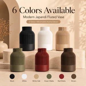 Peut inclure: Six vases cannelés en noir, blanc, chêne blanc, vert mat, rouge mat et marron. Le texte indique 6 Colors Available, Modern Japandi Fluted Vase, 2 Sizes, Minimalist Home Decor, Black, White, White Oak, Green Matte, Red Matte, et Brown.