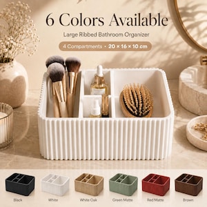Op de afbeelding: Een grote, geribbelde badkamerorganizer in wit met vier compartimenten, met afmetingen van 20 x 16 x 10 cm. De tekst "6 Colors Available", "Large Ribbed Bathroom Organizer" en "4 Compartments" is zichtbaar. Zes kleuropties staan onderaan.