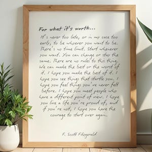 Può includere: Una stampa artistica da parete incorniciata con la citazione For what it's worth... It's never too late, or in my case too early, to be whoever you want to be. Il testo è scritto in un carattere corsivo nero su sfondo bianco in una cornice di legno chiaro.
