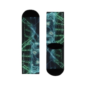 Könnte beinhalten: Ein Paar Crew-Socken mit einem digitalen Kunstdesign. Die Socken haben eine schwarze Zehen- und Fersenpartie mit einem dunkelblauen und türkisfarbenen abstrakten Muster. Das Design umfasst fließende Linien und Binärcode. Der Text "Designed by Mila Kristen for Evolution" ist sichtbar.