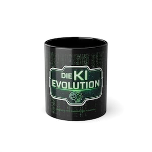 Könnte beinhalten: Schwarze Keramik-Tasse mit dem Text "DIE KI EVOLUTION" in einem grün-weißen Design. Die Tasse hat einen Hintergrund im Matrix-Stil und eine Grafik eines Gehirns und einer DNA. Die Tasse ist zylindrisch und hat ein schwarzes Innenleben.