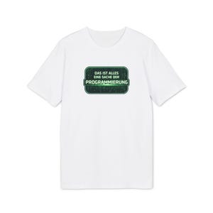 Könnte beinhalten: Ein weißes T-Shirt mit Rundhalsausschnitt. Das Shirt hat ein grünes Rechteck mit dem weißen Text "DAS IST ALLES EINE SACHE DER PROGRAMMIERUNG". Das Rechteck hat ein digitales Matrixdesign.