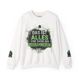 Puede incluir: Sudadera blanca con el texto en alemán "DAS IST ALLES EINE SACHE DER PROGRAMMIERUNG" en verde y negro. El diseño es de estilo grunge. Pequeños gráficos verdes en las mangas.