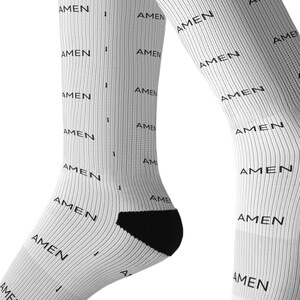 Calcetines con estampado Amen y sublimación. Calcetines de caña media con texto estampado.