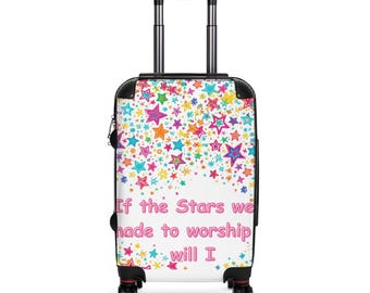 Valigia con stelle colorate sparse e citazioni ispiratrici