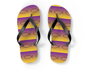 Chinelo Christian com estampa de peixe, listras roxas e douradas, ideal para praia.