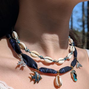 Conjunto de collar de pañuelo azul marino en capas, dijes costeros de peces y conchas marinas aleatorios, gargantilla playera con cuentas de ojo turco, joyería de verano hecha a mano