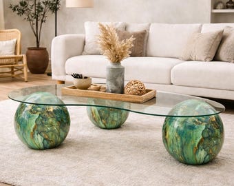Moderne glazen salontafel met groene bolpoten, blad in biologische boonvorm, sculpturale luxe woonkamermeubelontwerp, woondecoratie