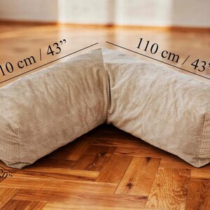 Puede incluir: Coj&iacute;n esquinero de pana beige, de 110 cm de largo, 50 cm de ancho y 32 cm de alto. La almohada en forma de L est&aacute; dise&ntilde;ada para esquinas. La tela tiene una textura acanalada vertical.