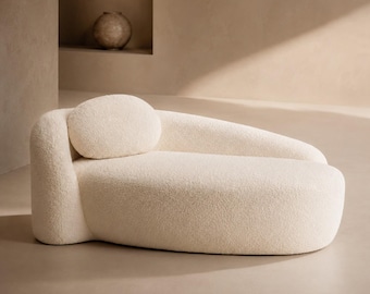 Nowoczesna, zakrzywiona sofa bouclé – luksusowa kremowa sofa akcentowa | Minimalistyczna, rzeźbiona sofa wypoczynkowa