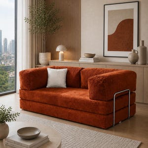 Puede incluir: Sof&aacute; moderno tapizado en pana naranja. El sof&aacute; tiene una forma cuadrada baja, apoyabrazos de metal plateado y un coj&iacute;n blanco. La habitaci&oacute;n presenta una paleta de colores neutros, una alfombra y una mesa de centro. El sof&aacute; mide unos 200 cm de largo.