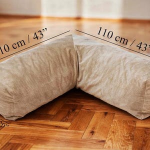 Puede incluir: Coj&iacute;n esquinero de pana beige, de 110 cm de largo, 50 cm de ancho y 32 cm de alto. La almohada en forma de L est&aacute; dise&ntilde;ada para esquinas. La tela tiene una textura acanalada vertical.