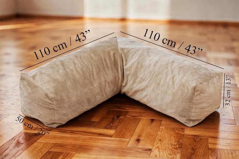 Puede incluir: Coj&iacute;n esquinero de pana beige, de 110 cm de largo, 50 cm de ancho y 32 cm de alto. La almohada en forma de L est&aacute; dise&ntilde;ada para esquinas. La tela tiene una textura acanalada vertical.
