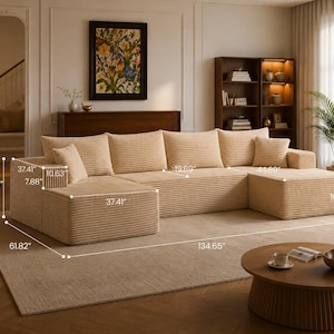 Puede incluir: Un sof&aacute; seccional de pana beige con m&uacute;ltiples cojines y una otomana a juego. El sof&aacute; mide 342 cm de largo y 157 cm de ancho. El sof&aacute; est&aacute; en un sal&oacute;n con una alfombra, una mesa de centro y una pintura.
