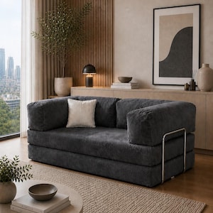 Puede incluir: Un sal&oacute;n moderno con un sof&aacute; de pana gris oscuro y un coj&iacute;n blanco. La habitaci&oacute;n incluye una mesa de centro redonda, una alfombra beige y una gran ventana con vistas a la ciudad. Los objetos decorativos y una pared de acento de madera completan la escena.