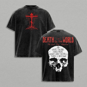 K&ouml;nnte beinhalten: Zwei schwarze T-Shirts mit roten Grafiken. Eines zeigt ein Kreuz, das andere einen Totenkopf mit den Worten "Death to the World" und "What you are once was, what I am you will surely become."