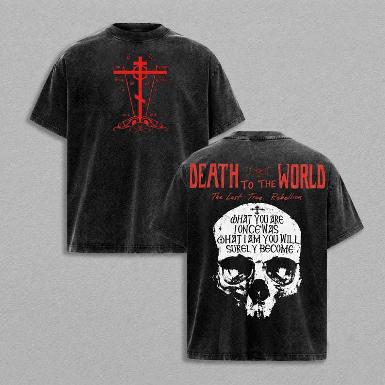 K&ouml;nnte beinhalten: Zwei schwarze T-Shirts mit roten Grafiken. Eines zeigt ein Kreuz, das andere einen Totenkopf mit den Worten "Death to the World" und "What you are once was, what I am you will surely become."