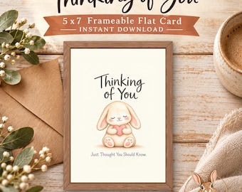 Può includere: Una carta piatta da 13x18 cm in una cornice di legno con un coniglietto dei cartoni animati che tiene un cuore rosa. Il testo recita Thinking of You e Just Thought You Should Know. La carta è un download istantaneo da incorniciare.