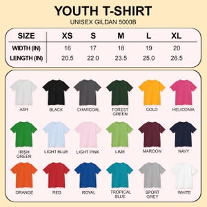 Puede incluir: Tabla de camisetas juveniles en varios colores, incluyendo ceniza, negro, carb&oacute;n, verde bosque, oro y heliconia. Las tallas van de XS a XL, con medidas en pulgadas para ancho y largo. El texto "YOUTH T-SHIRT" es visible.