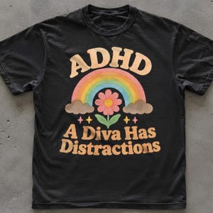 Zabawna koszulka z grafiką retro tęczową z motywem ADHD Diva | Koszulka z cytatem o świadomości i humorze dla kobiet