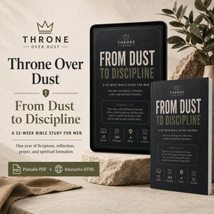 Op de afbeelding: Een zwarte digitale tablet en een bijpassend fysiek boek getiteld From Dust to Discipline, een 52-weekse bijbelstudie. Beide bevatten het Throne Over Dust logo, een kroonpictogram en tekst met details over 52 weken, 364 passages en 4 onderdelen.