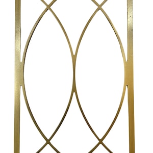 Puede incluir: Decoración de pared de metal dorado con un diseño geométrico que presenta líneas curvas que se cruzan.