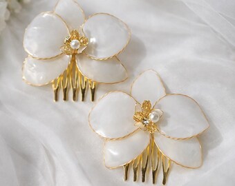 Accessoire de tête floral pour mariée en résine | Peigne blanc orné de détails dorés, accessoire élégant pour un mariage.