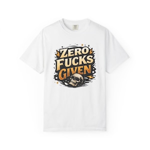 Camiseta unisex teñida con la frase "Zero F*** Given"