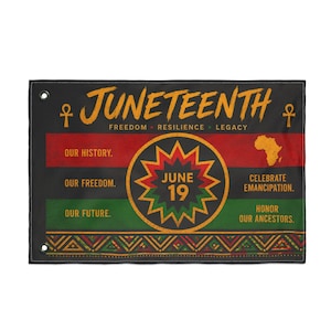 Puede incluir: Una bandera rectangular de Juneteenth con franjas horizontales rojas, negras y verdes. El texto dice JUNETEENTH, FREEDOM, RESILIENCE, LEGACY, OUR HISTORY, OUR FREEDOM, OUR FUTURE, CELEBRATE EMANCIPATION, HONOR OUR ANCESTORS y JUNE 19.