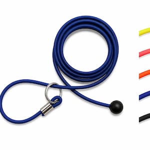Puede incluir: Un cordón azul con un anillo metálico y una bola negra en el extremo. El cordón está enrollado en un círculo. Opciones de color adicionales: amarillo, rosa, naranja, azul y negro.