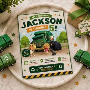 Może przedstawiać: Zaproszenie na przyjęcie urodzinowe z napisem "LET'S CELEBRATE! JACKSON IS TURNING 5!" i ilustracją zielonej śmieciarki. Zawiera zabawki zielone śmieciarki, pudełko prezentowe z zieloną wstążką i konfetti w kształcie gwiazd.