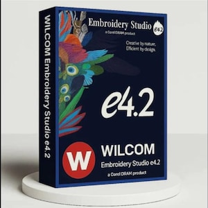 Puede incluir: Una taza de cerámica blanca con un asa negra y el texto "But First, Coffee" en negro, con una fuente de estilo manuscrito. La taza está sobre una superficie blanca.