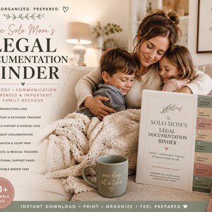 Pode incluir: Um fichário de documentação legal intitulado "The Solo Mom's Legal Documentation Binder" com seções para custódia, comunicação, despesas e registros familiares. O fichário é branco com um design floral e inclui mais de 60 páginas para impressão. Uma caneca com o texto "one day at a time" também é visível.