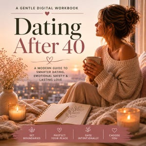 Op de afbeelding: Boekomslag "Dating After 40" met een vrouw die een mok vasthoudt. De tekst op de omslag luidt: "Een moderne gids voor slimmer daten, emotionele veiligheid en blijvende liefde." De afbeelding bevat kaarsen, een notitieboek en bloemmotieven.