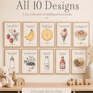 Può includere: Un set di dieci stampe da parete incorniciate con illustrazioni di cibo ed etichette di parole infantili come storbie, nana, bikkie, i-ceem, pashghetti, bockle, booblerries, mink, soss e din-dins, esposte in cornici di legno chiaro.