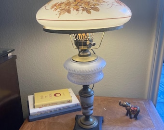 Vintage orkanstil bordslampa i mjölkglas Borta med vinden gammal västerländsk mässing oval