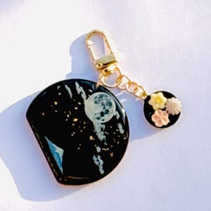Sleutelhanger met maan en wagashi, Japanse miniatuur snoepjes bedeltje, handgemaakt accessoire van hars, schattig kawaii cadeau