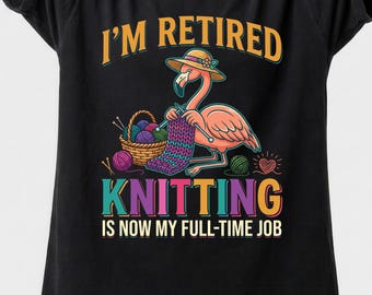 Camiseta "Estoy jubilada, tejer es ahora mi trabajo a tiempo completo", divertida camiseta de tejedora con flamencos.