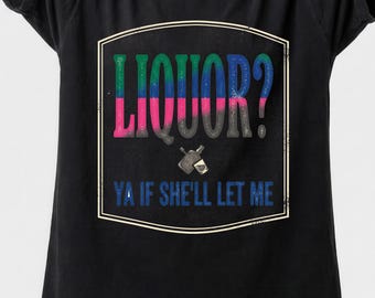 ¿Licor? Sí, si ella me deja. Camiseta divertida para beber, camiseta retro con juego de palabras sobre alcohol.