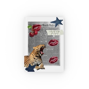 Puede incluir: Una taza de cerámica blanca con un asa negra y el texto "But First, Coffee" en negrita negra. La taza se encuentra sobre un fondo borroso, resaltando su diseño limpio.