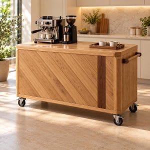 Puede incluir: Una isla de cocina rectangular de madera sobre cuatro ruedas negras, con acabado en roble claro, patrón de listones diagonales y un panel vertical de acento en nogal oscuro. Incluye un asa lateral y una superficie superior plana.