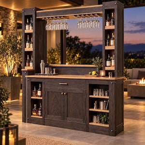 Könnte beinhalten: Eine Hausbar aus dunklem Holz mit einer zentralen Arbeitsplatte, Unterschränken und offenen Regalen auf beiden Seiten. Der obere Bereich verfügt über Hängevorrichtungen für Stielgläser, während die Regale mit verschiedenen Flaschen bestückt sind.