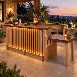 Puede incluir: Una barra de exterior de madera con diseño de listones en el frente, encimera de madera oscura e iluminación LED cálida integrada. La estructura incluye un reposapiés inferior, una mesa de extensión lateral y una sección trasera abierta con fregadero.