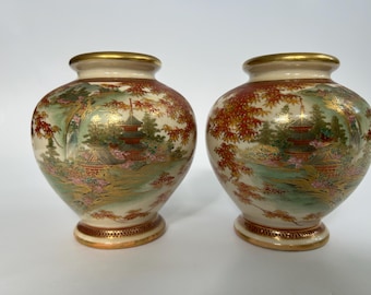 Jarrones antiguos japoneses Satsuma, par firmado por Uchida, diseño Momiji dorado de arce otoñal, cerámica craquelada Taisho-Showa, juego de 2