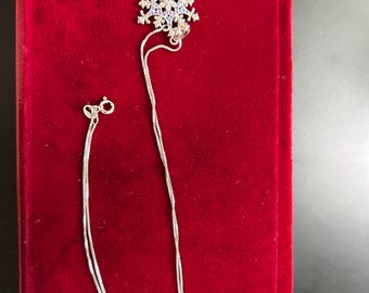 Collar con colgante de copo de nieve de plata de ley, dije de copo de nieve invernal con esmalte azul y circonitas cúbicas pavé, collar de regalo navideño de plata 925.