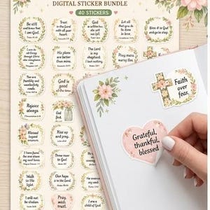 Puede incluir: Un paquete de pegatinas digitales con temática cristiana. Las pegatinas presentan diseños florales y citas inspiradoras. Se está colocando una pegatina en un cuaderno. El texto de la pegatina dice "Agradecido, agradecido, bendecido."